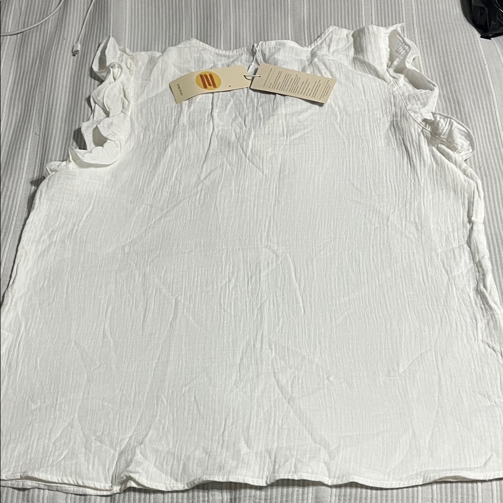 Chic White Ruffled Blouse - Picture 3 of 3